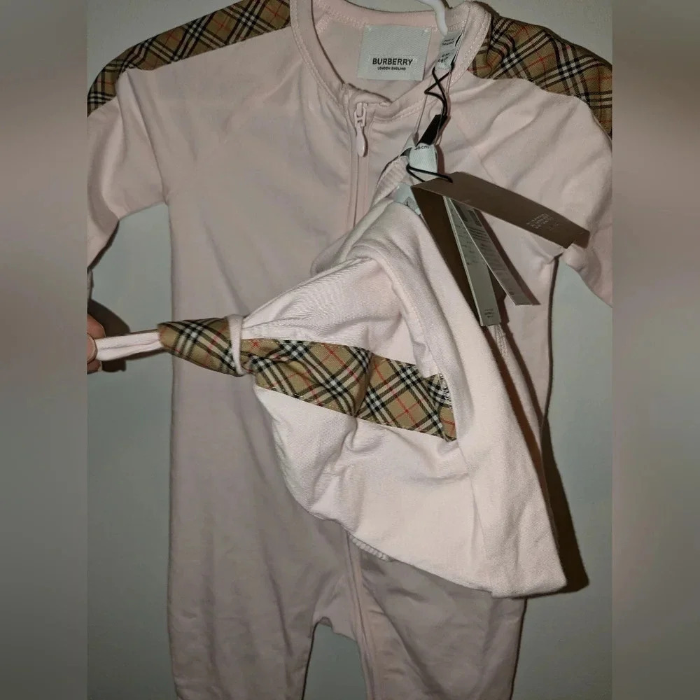 BNWT Burberry Baby Three Piece Onesie Bib and Hat Light Pink 6 Months Girl $380 - Picture 6 of 7